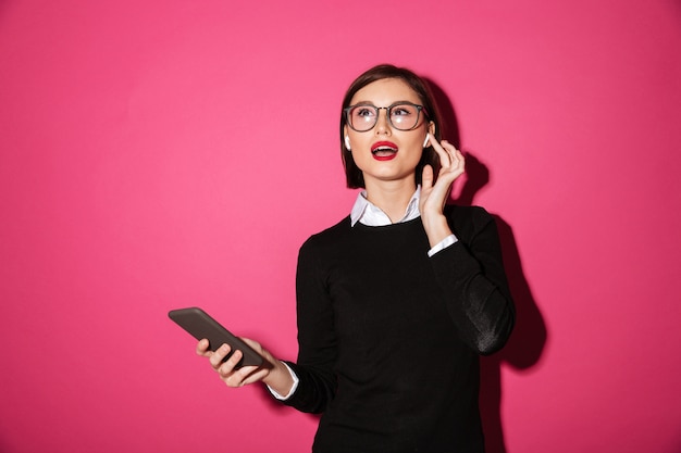 Free Photo portrait of a cheerful attractive businesswoman