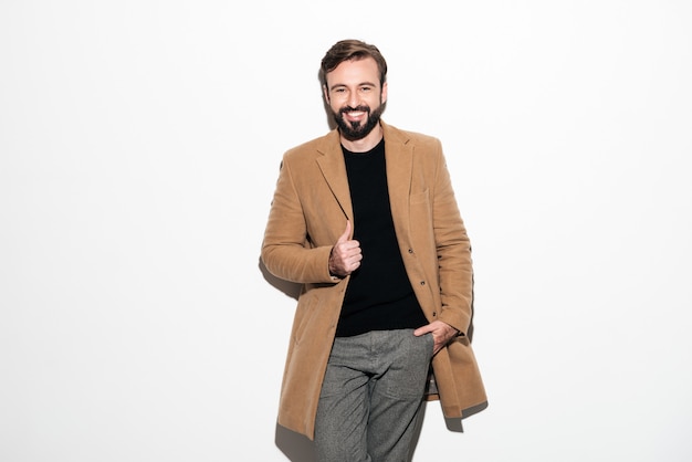 Free photo portrait of a cheerful bearded man dressed in a coat