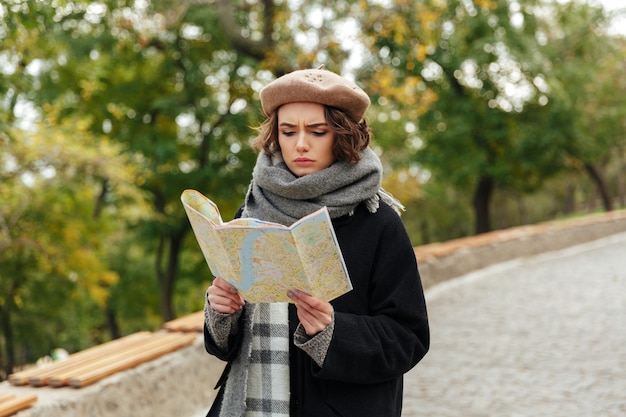 Free photo portrait of a concentrated girl dressed in autumn clothes