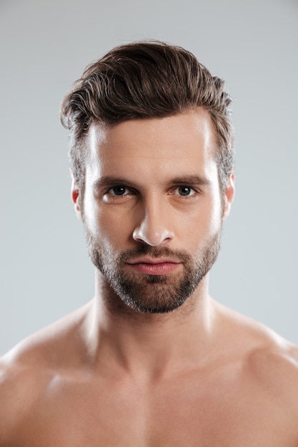 Free photo portrait of a concentrated young bearded man