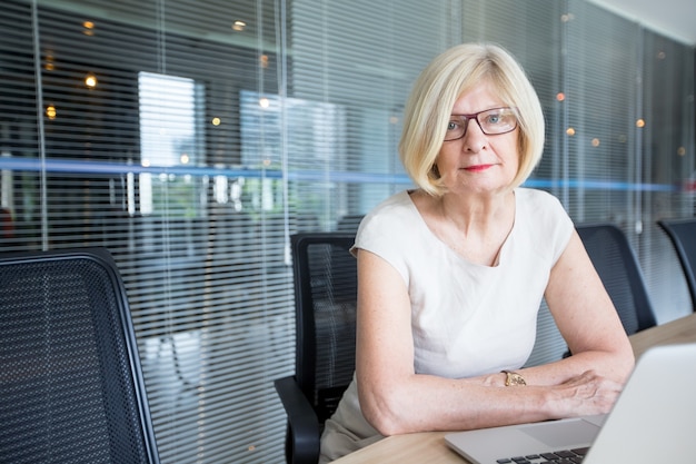 Free Photo portrait of confident businesswoman in glasses