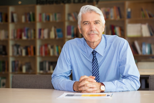 Free photo portrait of confident senior businessman in office