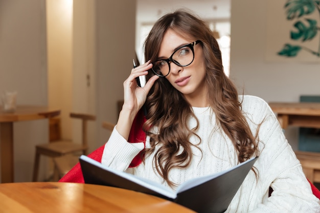 Free photo portrait of a confident woman in eyeglasses