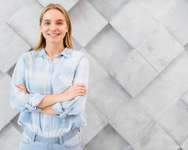 Free photo portrait of confident young woman posing