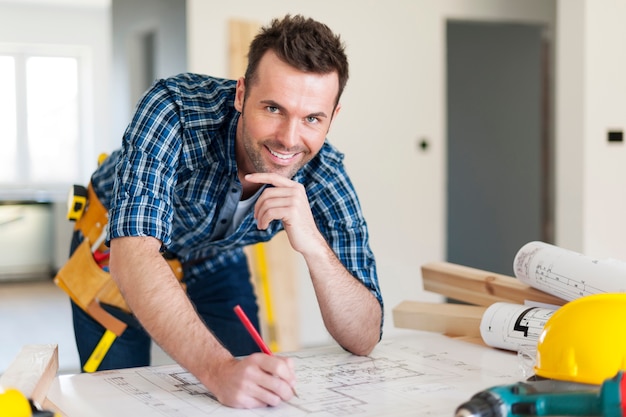 Free photo portrait of construction worker with plans