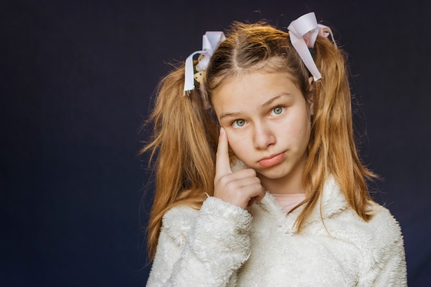 Free photo portrait of a contemplated girl