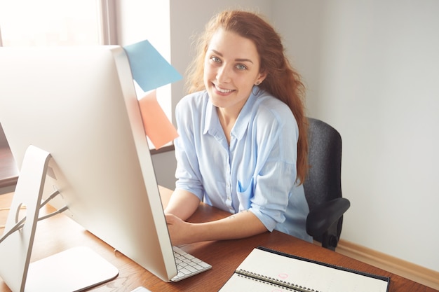 Free photo portrait of cute female designer working at home on new ideas