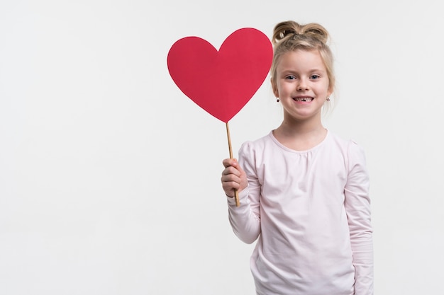 Free photo portrait of cute little girl posing