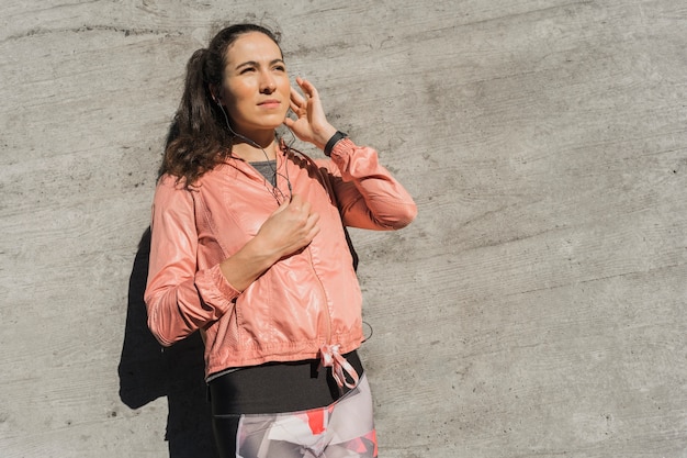 Free photo portrait of cute woman ready for training