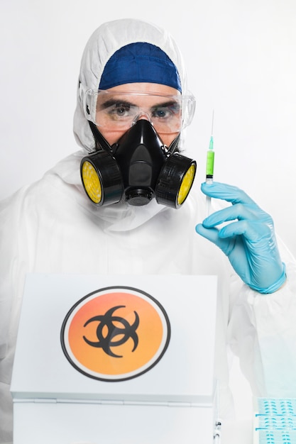 Free photo portrait of doctor holding a medical syringe