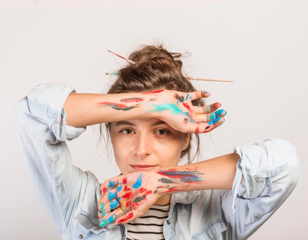 Free photo portrait of female artist with paint on hands