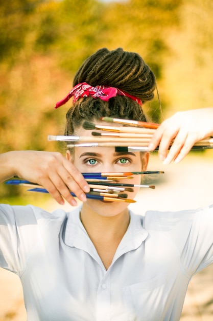 Free photo portrait of female artist