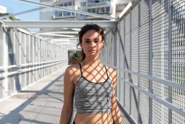 Free photo portrait of female athlete in sportswear