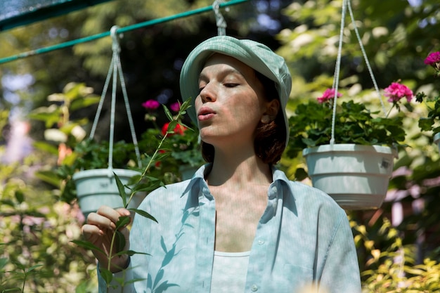 Free photo portrait of female farmer working in her greenhouse