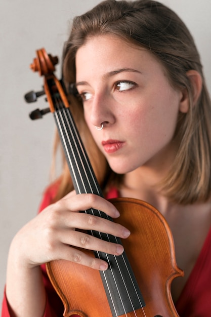 Free photo portrait of female violinist with violin