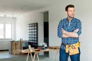 Free photo portrait of focused construction worker