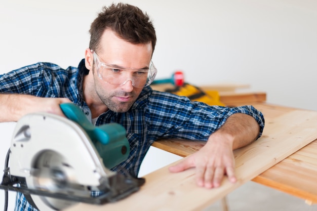 Free photo portrait of focuseded carpenter at work