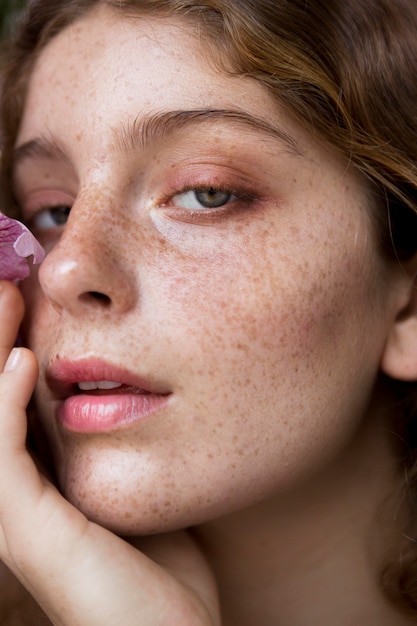 Free photo portrait of freckled woman close-up