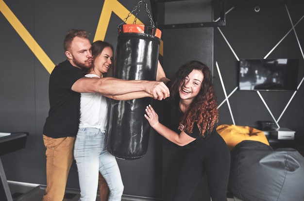 Free Photo portrait of fun boxers dressed in jeans and t-shirts in the gaming center.