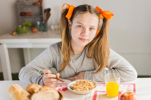 Free photo portrait of a girl eating healthy breakfast