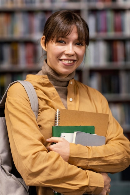 Free photo portrait of girl in the university library