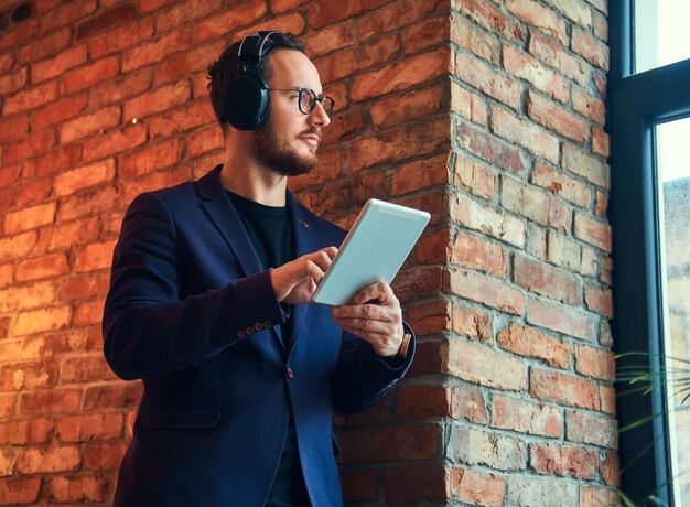 Free Photo portrait of a handsome bearded male wearing stylish suit listeni