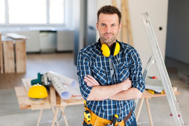 Free photo portrait of handsome construction worker