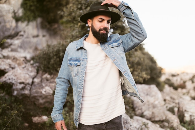 Free photo portrait of handsome man looking away