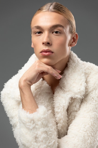 Free photo portrait of handsome man with long blonde hair and fluffy jacket