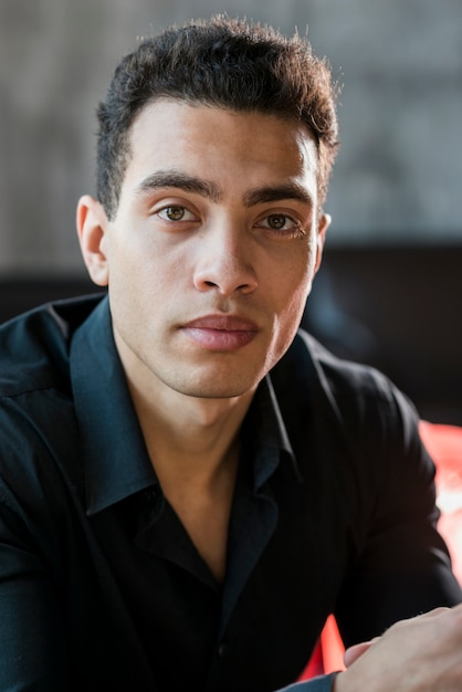 Free photo portrait of a handsome young man looking at camera