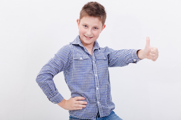 Free photo portrait of happy boy showing thumb up gesture