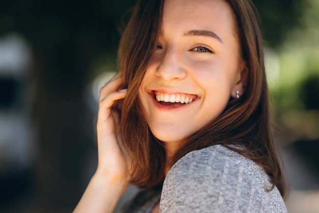 Free photo portrait of a happy woman