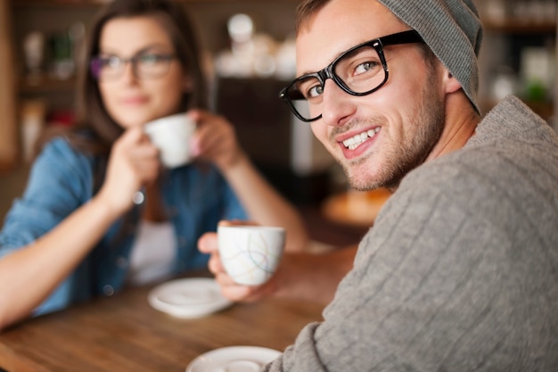 Free photo portrait of hipster man at cafe