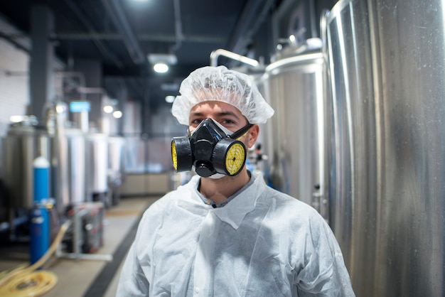 Free photo portrait of industrial worker wearing protective uniform and gas mask