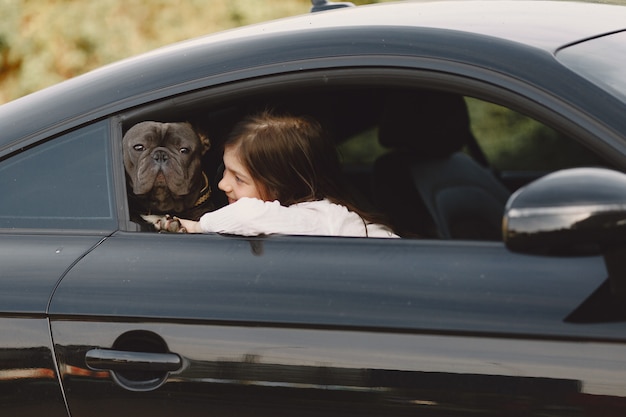 Free photo portrait of a little girl with her beautiful dog