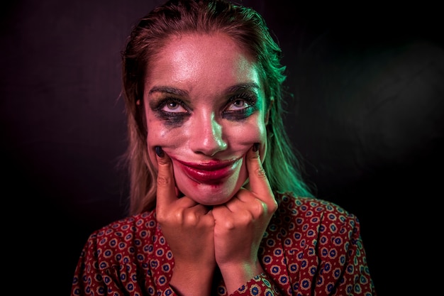 Free photo portrait of a make-up clown horror character smiling