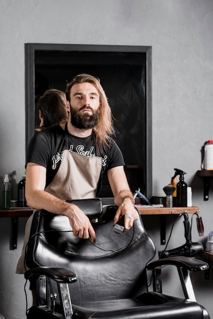 Free photo portrait of a male hairdresser looking at camera