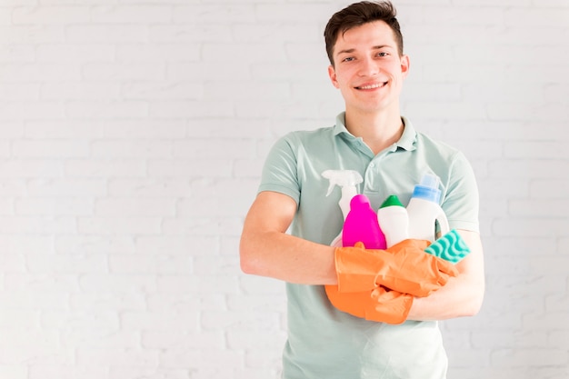 Free photo portrait of man cleaning his house