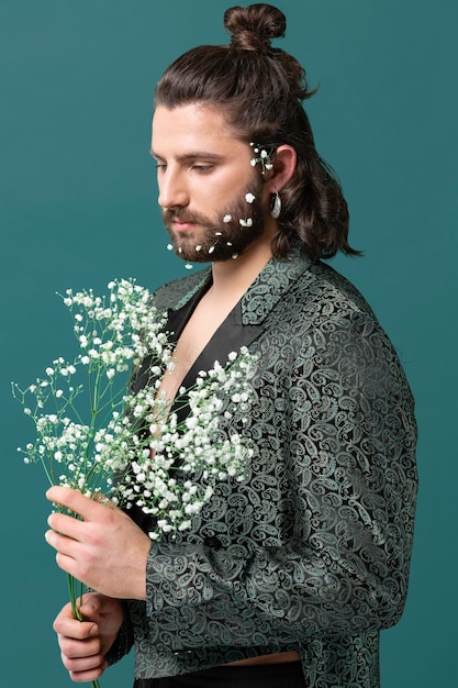 Free photo portrait man in fashionable clothes holding flowers