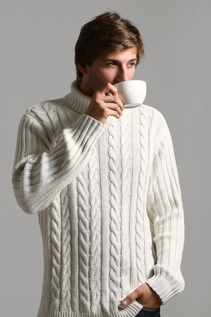 Free photo portrait of man holding a cup of coffee