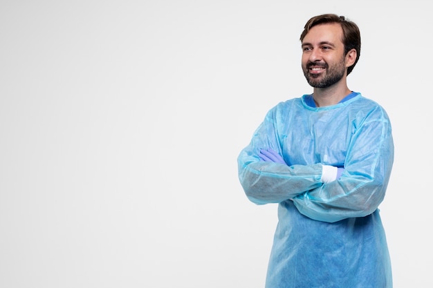 Free photo portrait of man wearing medical gown and gloves