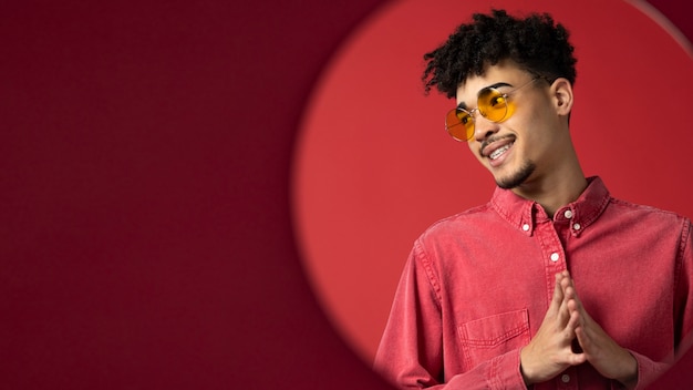 Free photo portrait of man wearing sunglasses