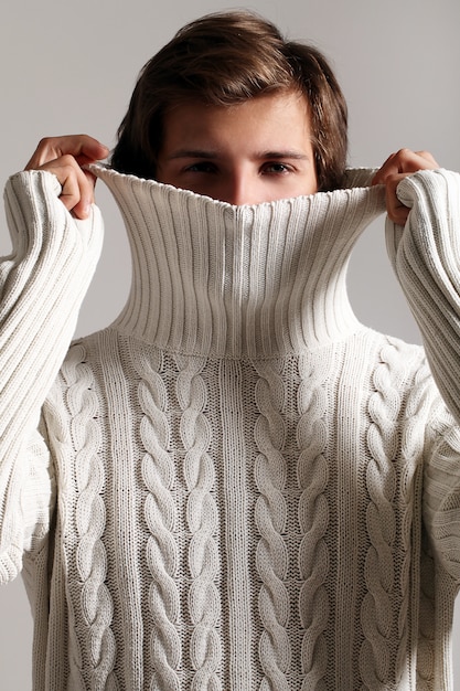 Free photo portrait of man wearing winter clothes