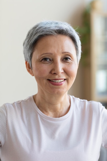 Free photo portrait of mature woman smiling