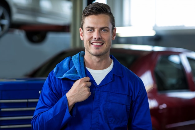 Free photo portrait of mechanic smiling