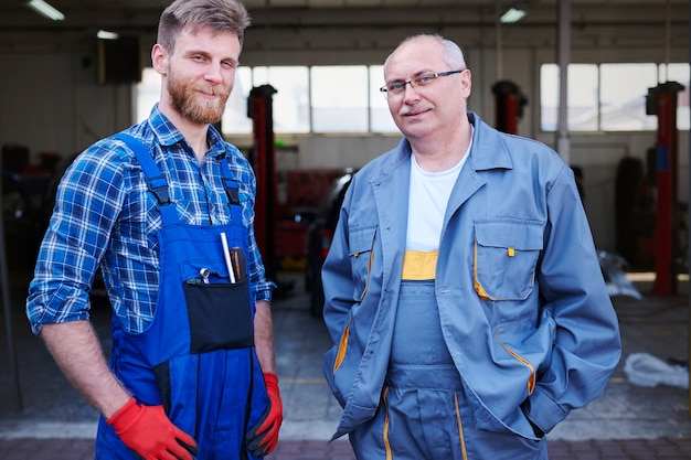 Free photo portrait of mechanics in a workshop