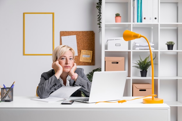 Free photo portrait of middle aged businesswoman in office