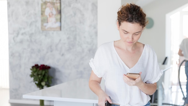 Free photo portrait of mother checking her mobile phone