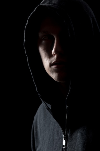 Free photo portrait of mysterious man in the dark