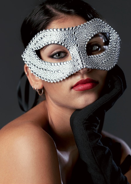 Free Photo portrait of mysterious woman with carnival mask